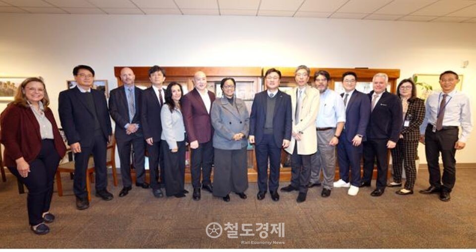한국철도기술연구원은 지난 21일 미국 캘리포니아 광역철도를 운영하는 '로스앤젤레스교통국(LACMTA)'을 방문해 협력 간담회를 진행했다. 사공명 철도연 원장(왼쪽 여덟 번째)과 LACMTA 관계자들이 기념촬영 하는 모습. / 사진=철도연