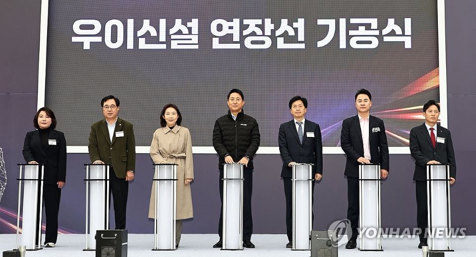 서울시는 24일 오전 10시 30분 도봉구 방학사계광장에서 '우이신설 연장선 도시철도 건설공사'의 기공식을 개최했다. 오세훈 시장(가운데) 등 기공식 참석자들이 기념사진을 촬영하는 모습. / 사진=서울시