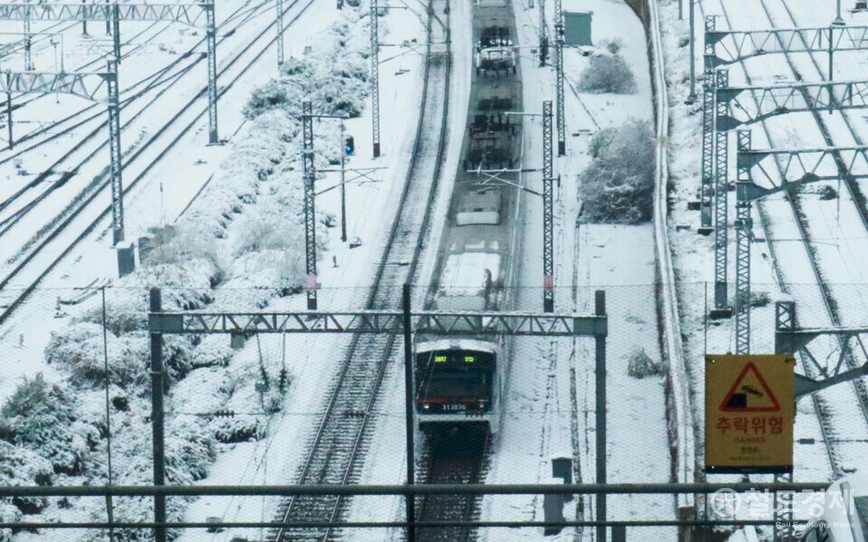 수도권에 폭설이 내린 지난해 27일 오후 서울 1호선 용산역에서 열차가 주행하고 있다. 2024.11.27 / 철도경제