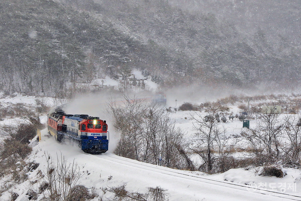 경전선 남평~화순 구간을 달리는 무궁화호 열차. 2021.01.07 / 철도경제