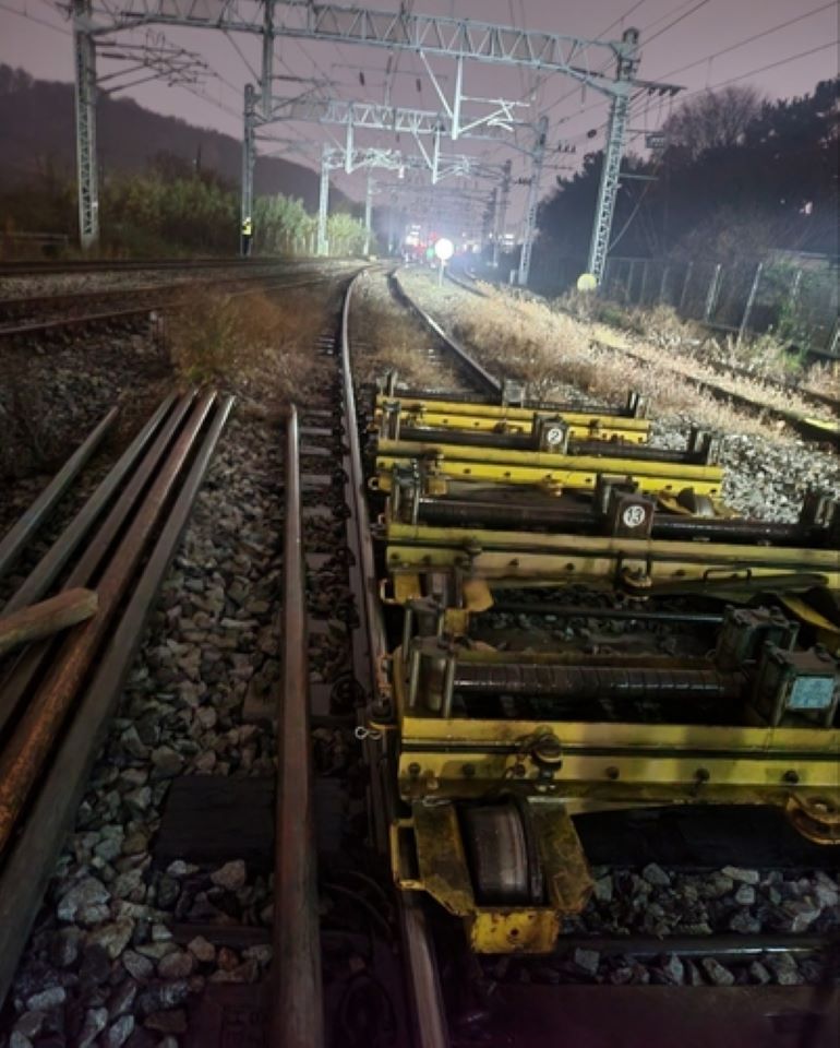 25일 오전 5시 10분경 경기도 시흥시 지하철 4호선 오이도역에서 트롤리(궤도 유지보수 장비)가 궤도를 이탈하는 사고가 발생해 열차 운행이 지연됐다. 사고 현장. / 사진=독자 제공, 연합뉴스