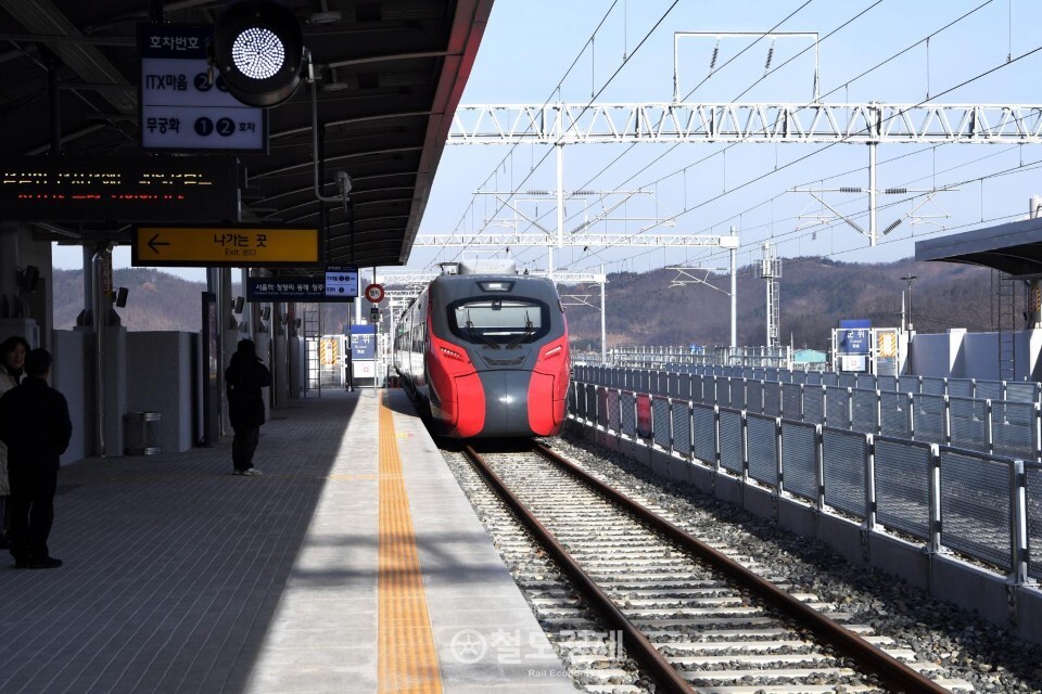 대구 군위군은 코레일, 국토부, 지역 국회의원 등 관련기관과 정치권에 군위역 KTX 정차를 건의했다. 중앙선 군위역 승강장 모습. / 사진=군위군