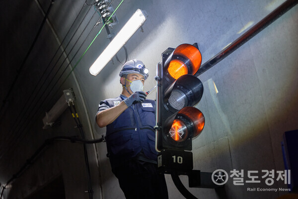 서울 지하철 터널 내 설치된 신호기. 자료사진.  / 사진=서울교통공사