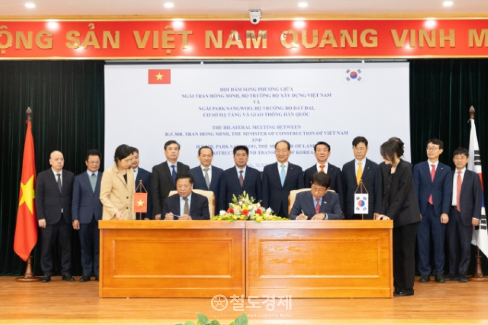 국토부 대도시권광역교통위원회 도시철도 수주지원단이 25일부터 28일까지 베트남 하노이를 방문한다. 지난 3월 국토부와 베트남 건설부 간 철도 MOU 체결의 후속조치다. 협약을 체결하는 모습. / 사진=국토부