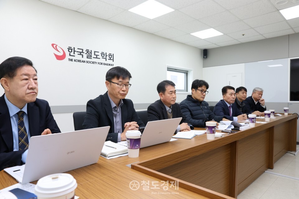 철도경제신문은 24일 오전 10시 한국철도학회 회의실에서 '철도 형식승인 제도 업계 간담회'를 개최했다. 이번 간담회는 다음달 1일 국회에서 열리는 '형식승인 제도 도입 10년 평가와 과제' 정책토론회에 앞서 업계의 의견을 사전에 듣고자 마련했다. 2025.11.24 / 철도경제