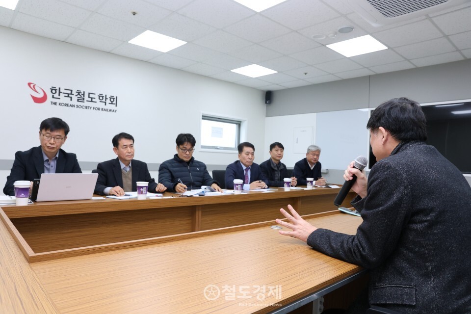 철도경제신문은 24일 오전 10시 한국철도학회 회의실에서 '철도 형식승인 제도 업계 간담회'를 개최했다. 좌장을 맡은 최진석 철도경제연구소장이 간담회의 취지 등을 설명하고 있는 모습. 2025.11.24 / 철도경제