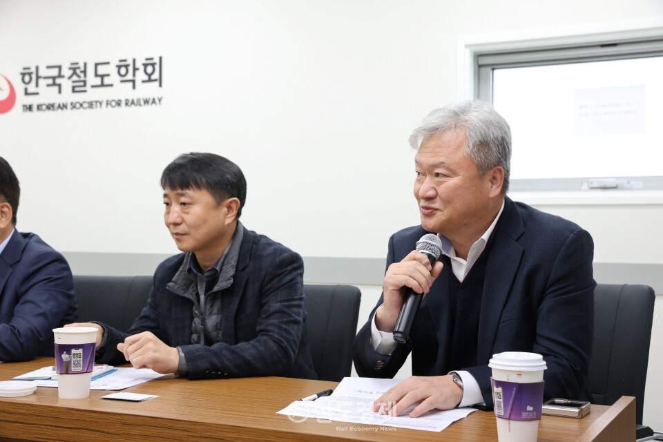 곽영진 우진산전 전무(사진 오른쪽)가 발언하고 있는 모습. 2025.11.24 / 철도경제