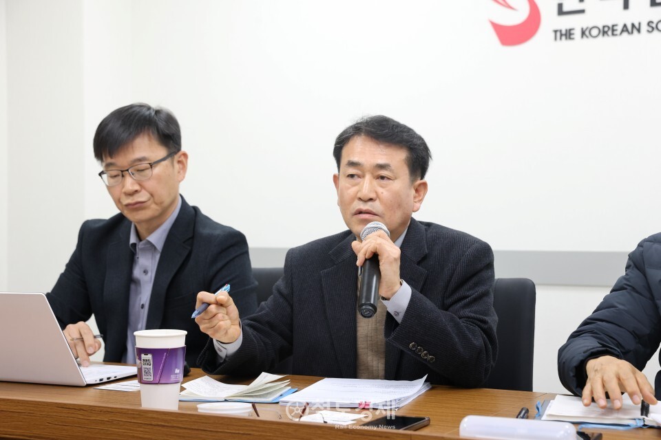 정광무 현대로템 플랫폼개발팀 책임연구원(사진 오른쪽)이 발언하고 있는 모습. 2025.11.24 / 철도경제