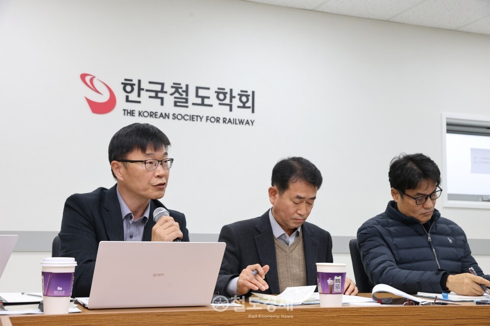 강춘구 현대로템플랫폼개발팀장(사진 왼쪽)이 발언하고 있는 모습. 사진 중간은 정광무 책임연구원, 오른쪽은 전성현 책임연구원. 이날 간담회에 정호영 플랫폼개발실 상무도 참관했다. 2025.11.24 / 철도경제