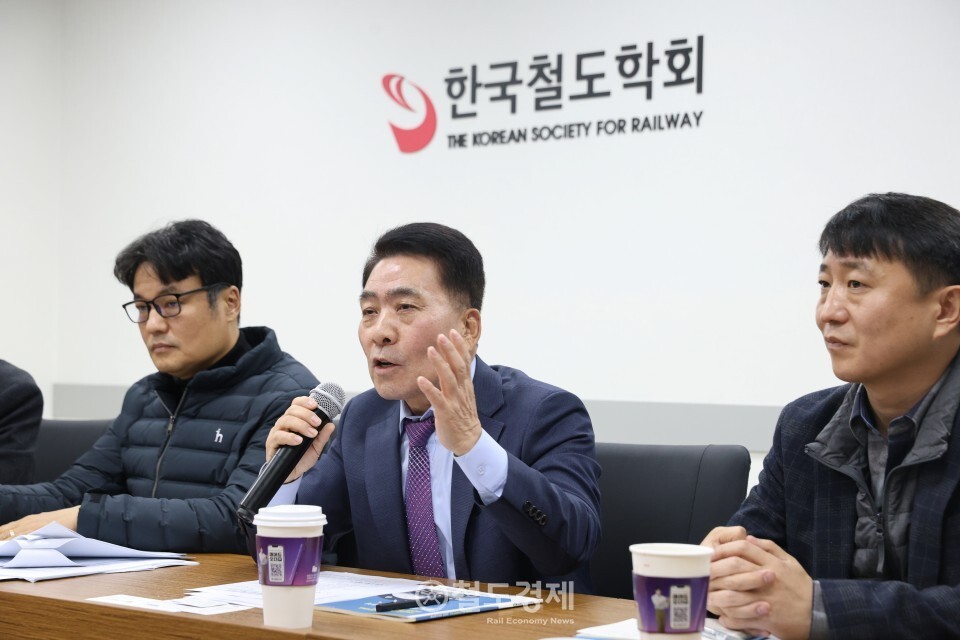 정재형 이스턴알앤이 사장(사진 중간)이 발언하고 있는 모습. 2025.11.24 / 철도경제