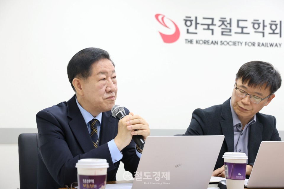 이명철 대아티아이 사장(사진 왼쪽)이 발언하고 있는 모습. 2025.11.24 / 철도경제
