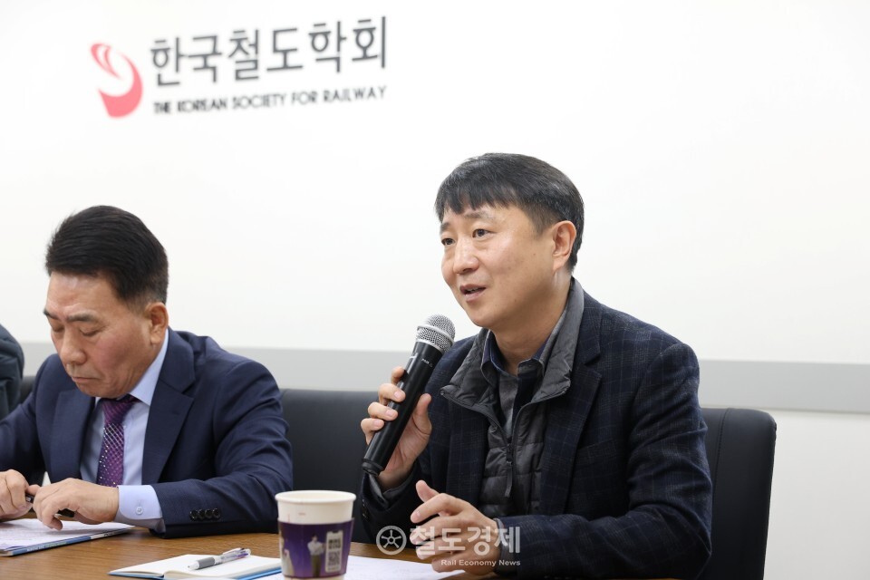 배은석 씨에스아이엔테크 이사(사진 오른쪽)가 발언하고 있는 모습. 2025.11.24 / 철도경제