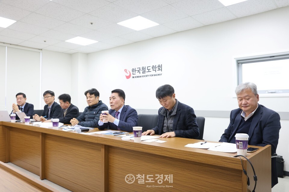 철도경제신문은 24일 오전 10시 한국철도학회 회의실에서 '철도 형식승인 제도 업계 간담회'를 개최했다. 2025.11.24 / 철도경제