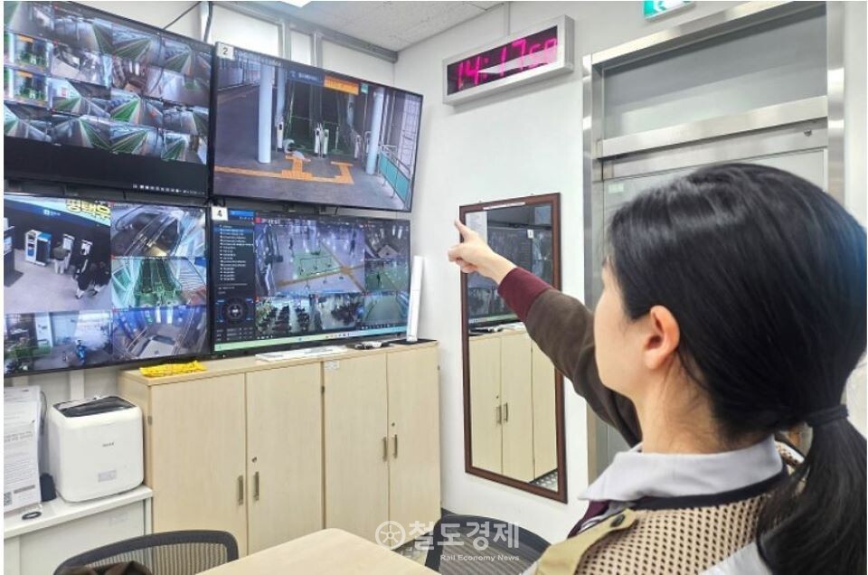 SR은 25일 평택지제역에서 역사 이용객 안전사고 발생 시 신속 대응능력을 강화하기 위한 훈련을 전개했다. SR 관계자가 CCTV 모니터를 가리키고 있다. / 사진=SR