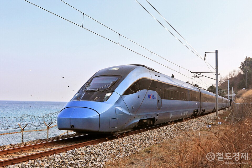 동해를 따라 달리는 KTX-이음… 강릉~부전 노선 운행 확대 [열차한컷]